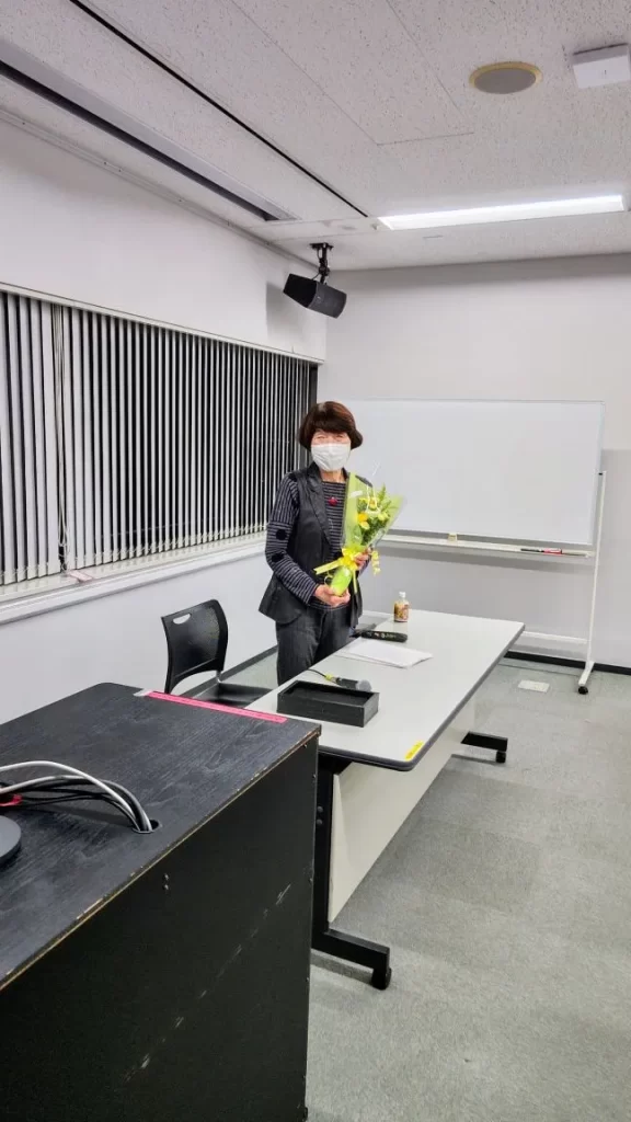 2025年11月6日宮城県アディクション研終了後の加藤氏への花束贈呈